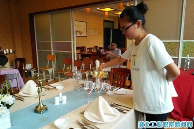 指尖上的艺术 旅外系酒店管理专业西餐宴会摆台比赛圆满落幕